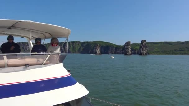 Viaje Sea Safari por la península de Kamchatka. Los tres hermanos de la isla. Rusia . — Vídeos de Stock