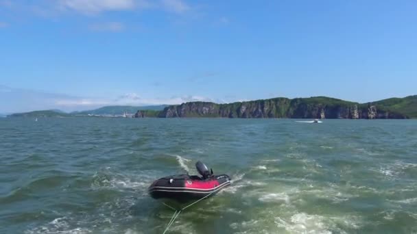 Seesafari entlang der Halbinsel Kamtschatka. Die drei Brüder der Insel. Russland. — Stockvideo