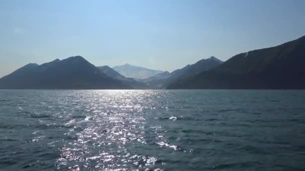 Safari maritime le long de la péninsule du Kamchatka. Russie . — Video