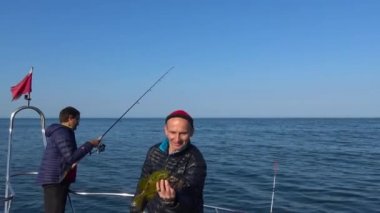 Başarılı Balık tutma. Deniz Safari yolculuk Kamçatka Yarımadası boyunca. Rusya. 
