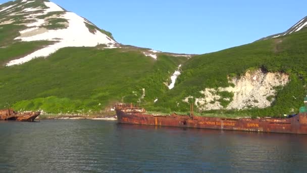 Cementerio de naves. Viaje Sea Safari por la península de Kamchatka. Rusia . — Vídeos de Stock