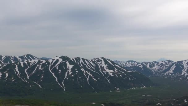 Reis naar het Russische schiereiland Kamtsjatka. De omgeving van de vulkaan Vilyuchinsky. Rusland. — Stockvideo