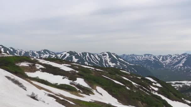 Viaggio nella penisola di Kamchatka. La zona circostante del vulcano Vilyuchinsky. Russia . — Video Stock