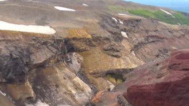  Kanyon ve şelale tehdit üzerinde helikopter uçuş. Çevresi Mutnovsky yanardağ. 