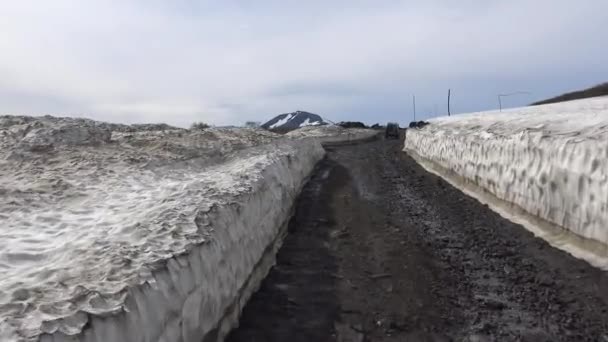 Viaje a la península de Kamchatka. Los alrededores del volcán Vilyuchinsky. Rusia . — Vídeos de Stock