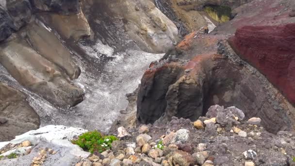 Amenaza de cañón y cascada. Viaje a la península de Kamchatka. Los alrededores del volcán Mutnovsky . — Vídeo de stock