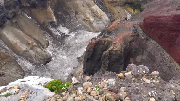 Canyon en waterval bedreiging. Reis naar het Russische schiereiland Kamtsjatka. De omgeving van Moetnovski volcano. — Stockvideo