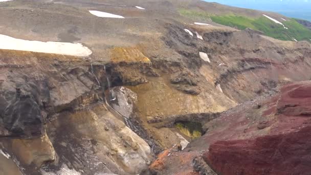 Vuelo en helicóptero sobre el cañón y la cascada Amenaza. Los alrededores del volcán Mutnovsky . — Vídeos de Stock