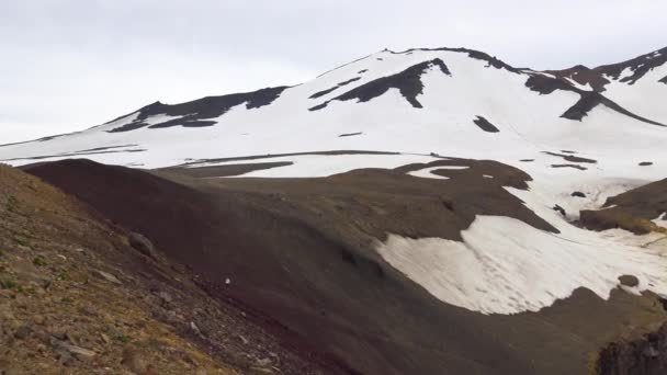 Amenaza de cañón y cascada. Viaje a la península de Kamchatka. Los alrededores del volcán Mutnovsky . — Vídeos de Stock