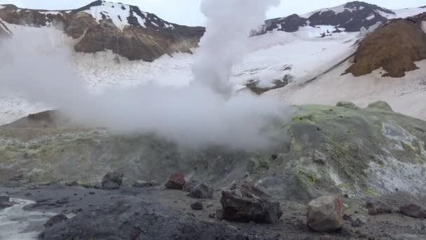 Viagem para a Península de Kamchatka. A área circundante do vulcão Mutnovsky . — Vídeo de Stock