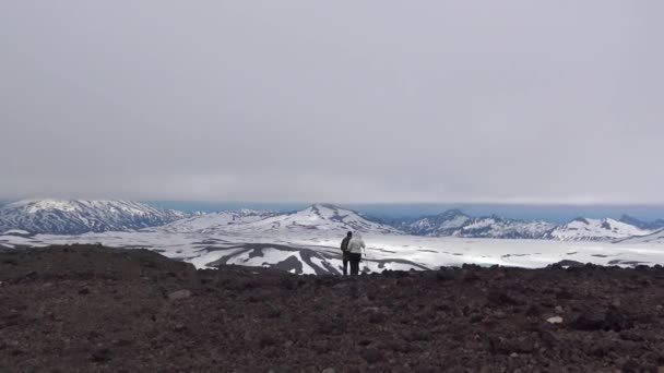 Viaje a la península de Kamchatka. El área circundante del volcán Gorely. Rusia . — Vídeos de Stock