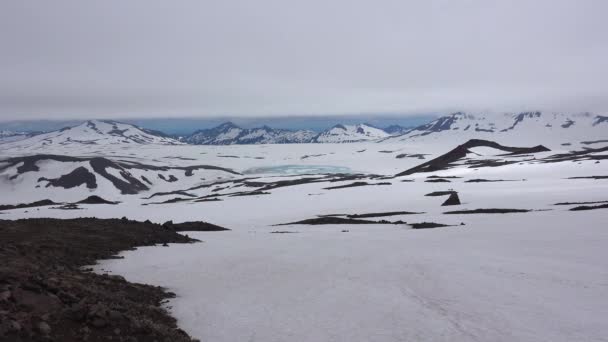 Viaggio nella penisola di Kamchatka. La zona circostante del vulcano Gorely. Russia . — Video Stock