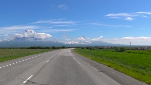 Reise zur Halbinsel Kamtschatka. Tal der Korjakski- und Awatschinskij-Vulkane. Russland. — Stockvideo