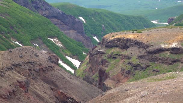 Canyon and waterfall Threat. The surrounding area of Mutnovsky volcano. — Stock Video