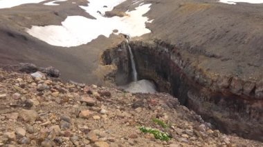 Kanyon ve şelale tehdit. Çevresi Mutnovsky yanardağ. 