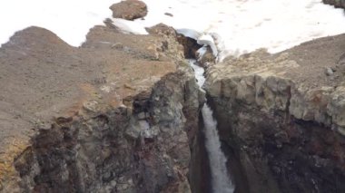 Kanyon ve şelale tehdit. Çevresi Mutnovsky yanardağ. 