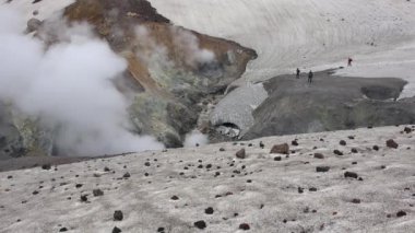 Kamçatka Yarımadası yolculuk. Çevresi Mutnovsky yanardağ. 