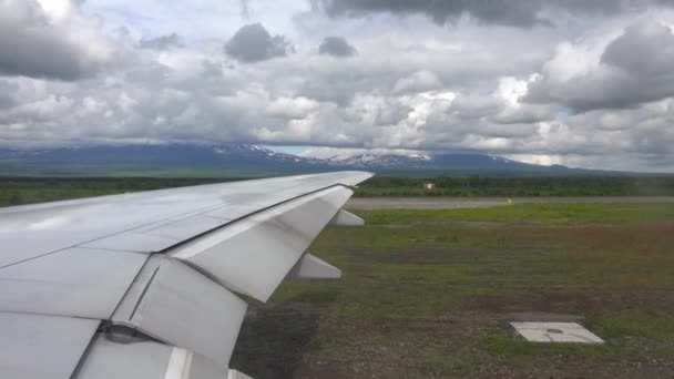 Avião de descolagem em Petropavlovsk Kamchatsky. Viagem para a Península de Kamchatka. Rússia . — Vídeo de Stock