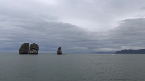 島の三兄弟。カムチャッカ半島に沿って海のサファリの旅。ロシア. — ストック動画