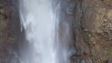 Kanyon ve şelale tehdit. Çevresi Mutnovsky yanardağ. 