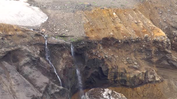 Угроза каньона и водопада. Прилегающая территория Мутновского вулкана . — стоковое видео