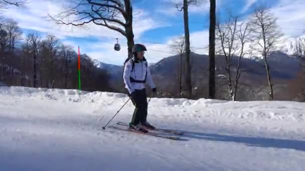 Afdaling Skiën Skigebied Rosa Choetor Sotsji Rusland — Stockvideo