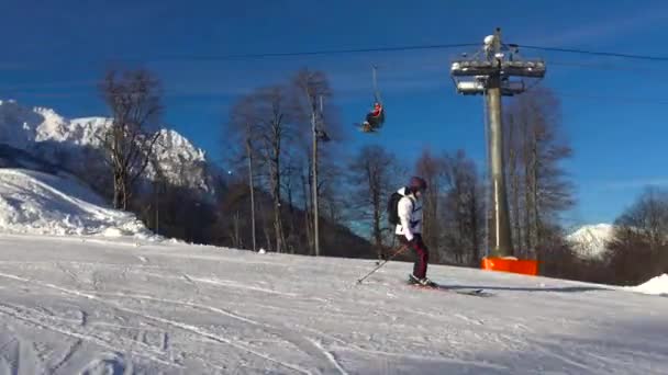 Afdaling Skiën Skigebied Rosa Choetor Sotsji Rusland — Stockvideo