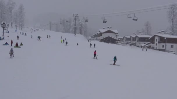 Uma Queda Neve Declive Montanha Estância Esqui Rosa Khutor Sochi — Vídeo de Stock