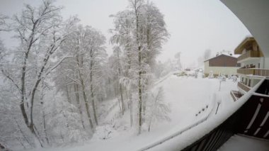  Kar yağışı. Dağ yamacı. Kayak Merkezi 