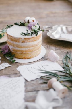 Grafik Sanatlar güzel düğün hat kartları ve çiçek süslemeleri ile yuvarlak pasta.