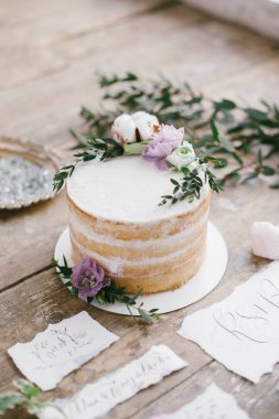 Grafik Sanatlar güzel düğün hat kartları ve çiçek süslemeleri ile yuvarlak pasta.