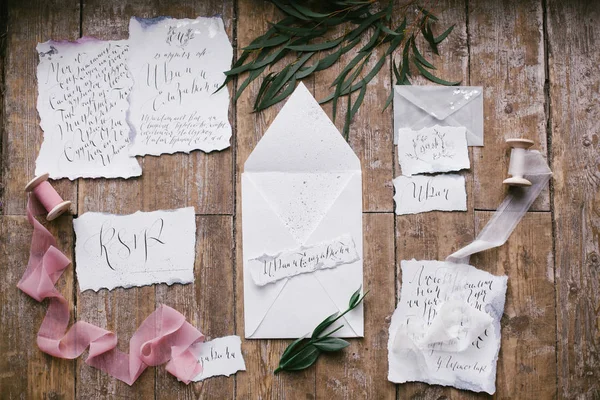 Arts graphiques de belles cartes de calligraphie de mariage avec des bobines de fleurs et de mousseline . — Photo