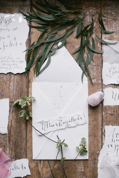 Grafik von wunderschönen Hochzeitskalligraphien mit Blumen und Mineralsteinen. — Stockfoto