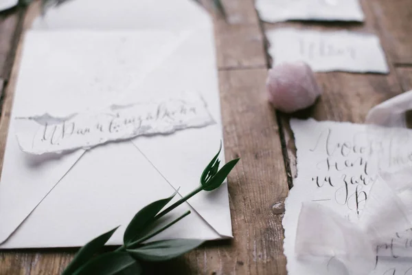 Artes gráficas de lindos cartões de caligrafia de casamento com flor e pedra mineral . — Fotografia de Stock