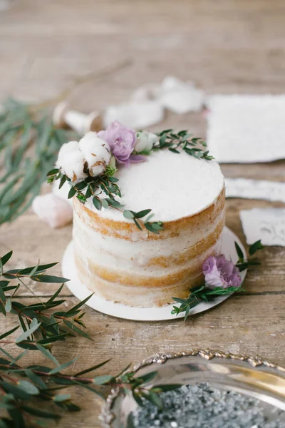 Artes gráficas de lindos cartões de caligrafia de casamento e bolo redondo com decorações florais . — Fotografia de Stock