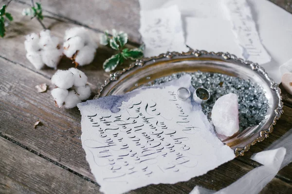 Arti grafiche di belle carte di calligrafia matrimonio e piastra d'argento con due fedi nuziali . — Foto Stock