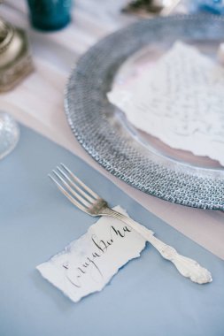 Tablo düğün süslemeleri unsuru olarak gümüş çatal.