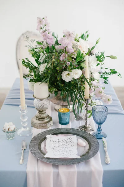 Castiçal de prata e outros elementos de decorações de casamento de mesa festiva . — Fotografia de Stock