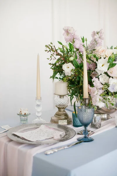 Silver ljusstake och andra delar av festbordet bröllop dekorationer. — Stockfoto