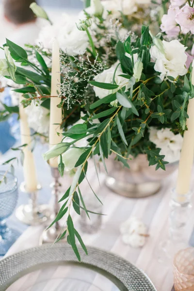 Серебряный подсвечник как элемент праздничных свадебных украшений стола . — стоковое фото