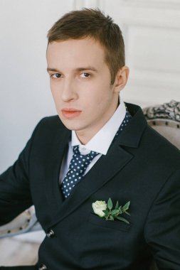 Güzel ve şık modern genç damat portresi.