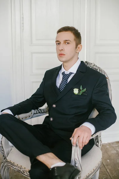 Portrait of beautiful and stylish modern young bridegroom. — Stock Photo, Image