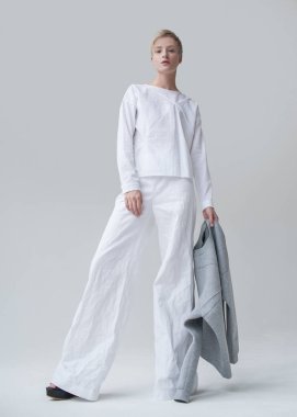 Sarışın kısa saç kesimi minimalist kıyafetleri şık kızla.