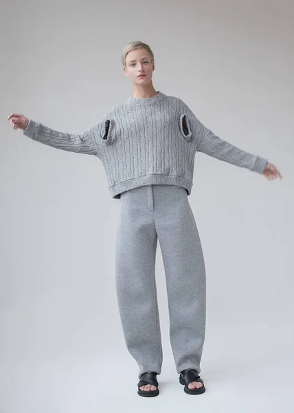 Sarışın kısa saç kesimi minimalist kıyafetleri şık kızla. 