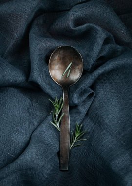 Şık tablo randevular. Gümüş kaşıkla biberiye.