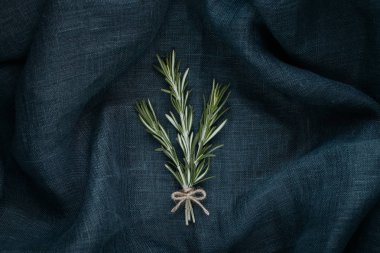 Şık gıda. Biberiye kompozisyon.