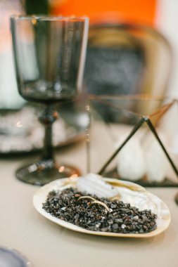 İki alyans ve siyah cam çakıl taşları ile dekoratif kabuk.