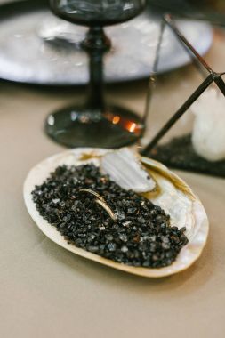 İki nikah yüzüğü ile dekoratif kabuk.