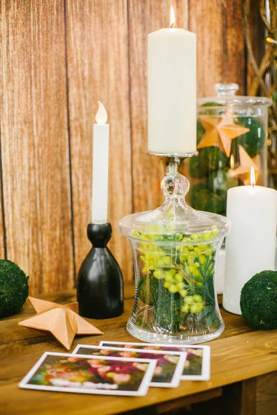 Candelabro con vela y mimosa en jarrón . — Foto de Stock