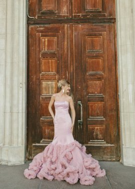 Gelin moda. Şık makyaj ve saç modeli Pembe gelinlik ile genç güzel modern gelin portresi.